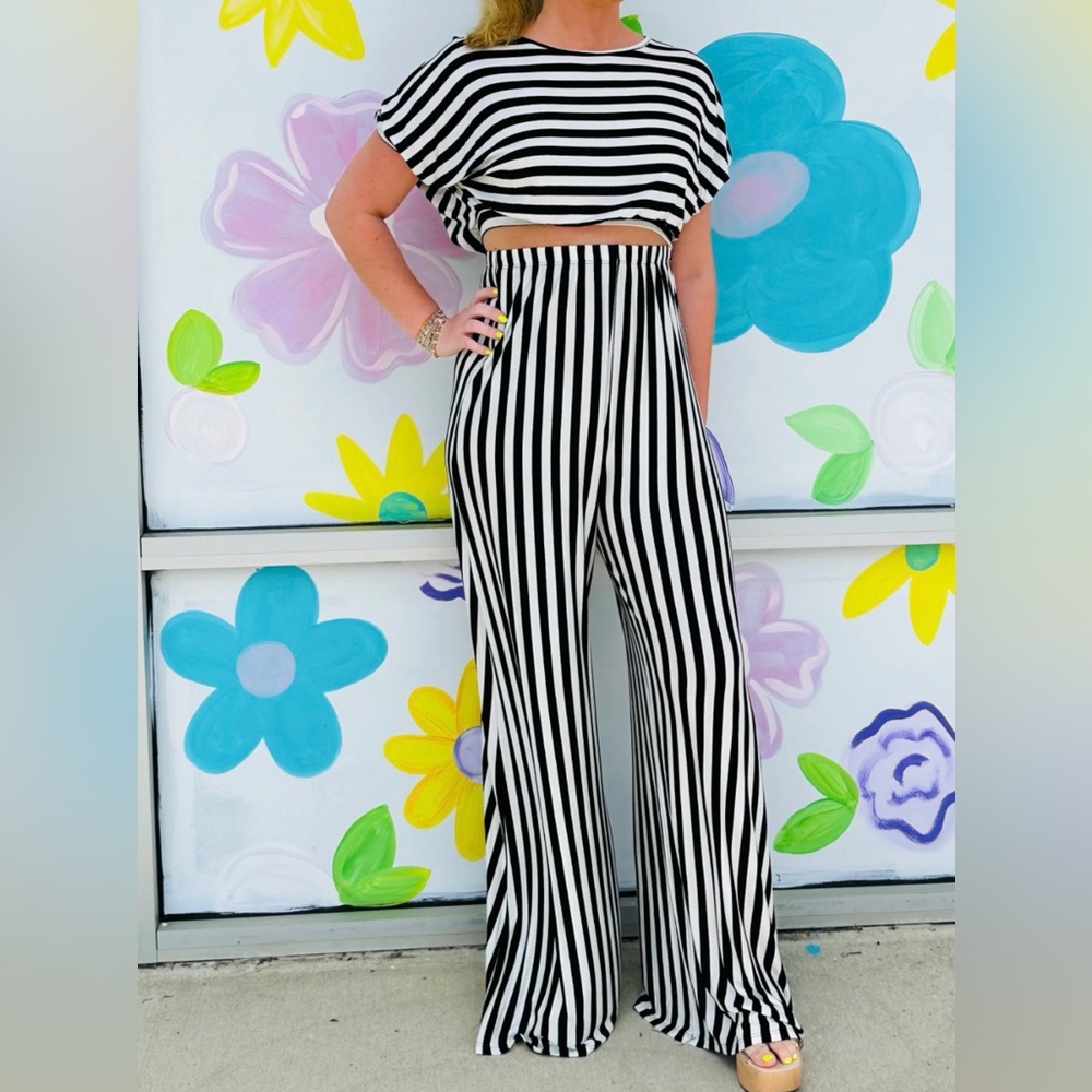 Veveret 2 Piece Set Black/White Stripe Wide-Leg Pants and Crop Top Size Medium